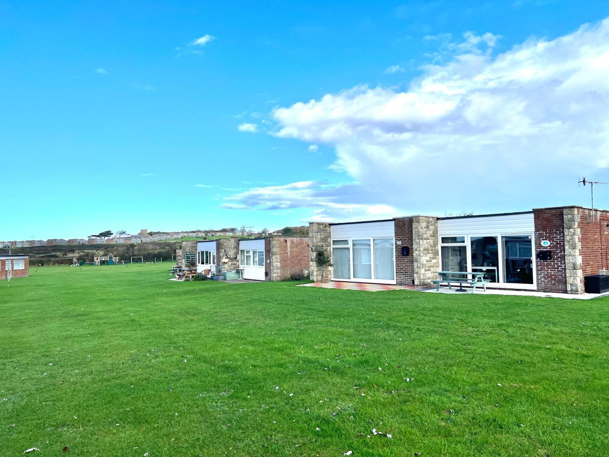 Chine Cottage Self-Catering Coastal Bungalow In Rural West Wight Freshwater Bagian luar foto